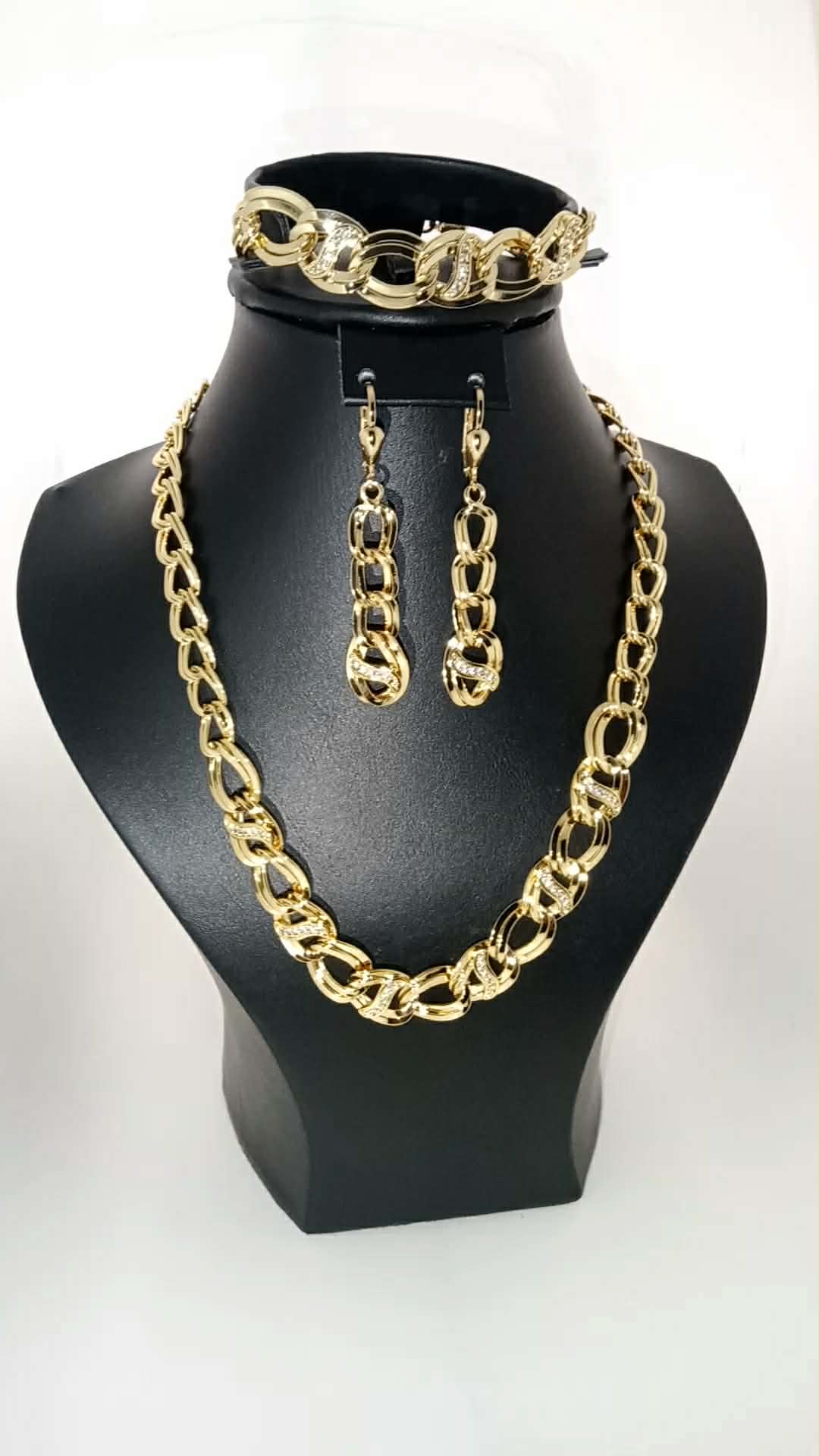 طقم ذهب بلاكيور فاخر مطلي بالذهب ستايل انيق للسيدات